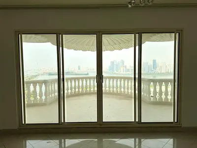 ارقي 4 غرف في المجاز 3 الشارقه للايجار السنوي - تكيف مركزي مجانا - خزائن في الحائط - 5 حمامات - اطلاله مفتوحه علي البحيره - مسبح و جيم مجانا -ناني روم