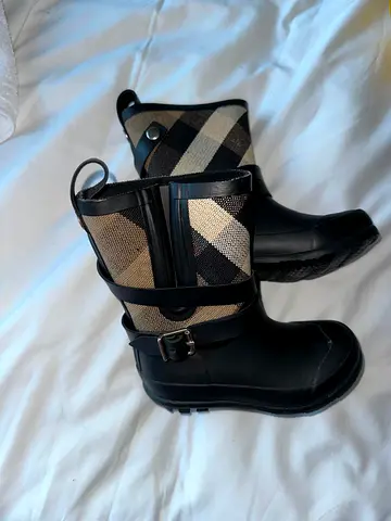 Burberry  size 25 /26
