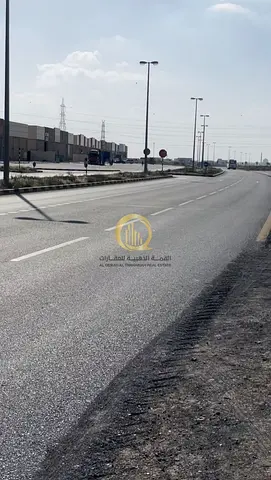 للبيع مستودع كبير في مدينه الامارات الصناعيه بالصجعه بموقع ممتاز جدا بلوك (( 3 )) علي الشارع العام 70 متر  بمساحه مميزه 20,700 قدم مربع
