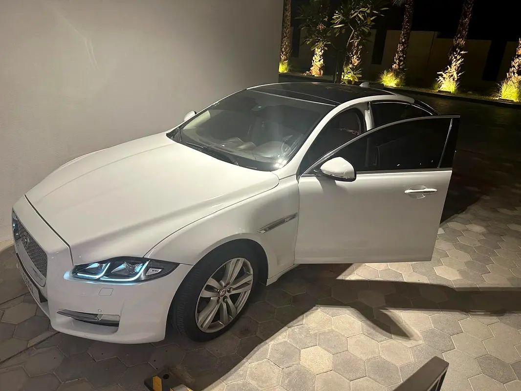 Jaguar XJ 2016 — photo 1 of 5