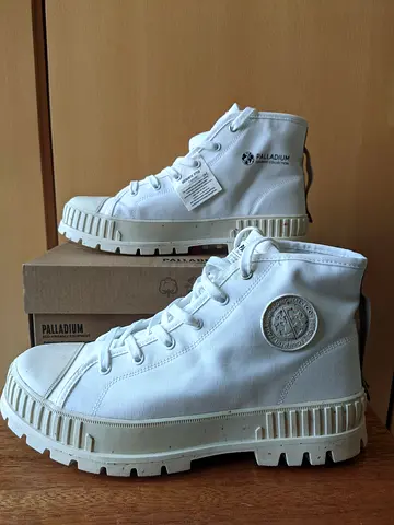 WHITE BOOTS