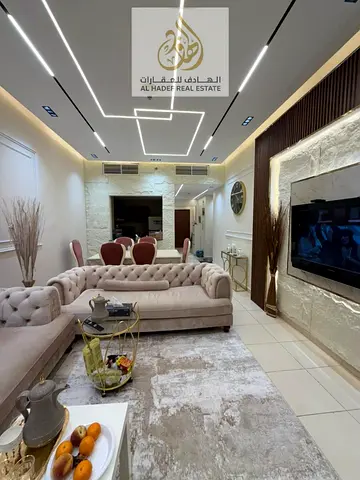 غرفتين وصاله فى ابراج عجمان وان مساحه كبيره 3 حمام مع بلكونه وخزاين بالحائط