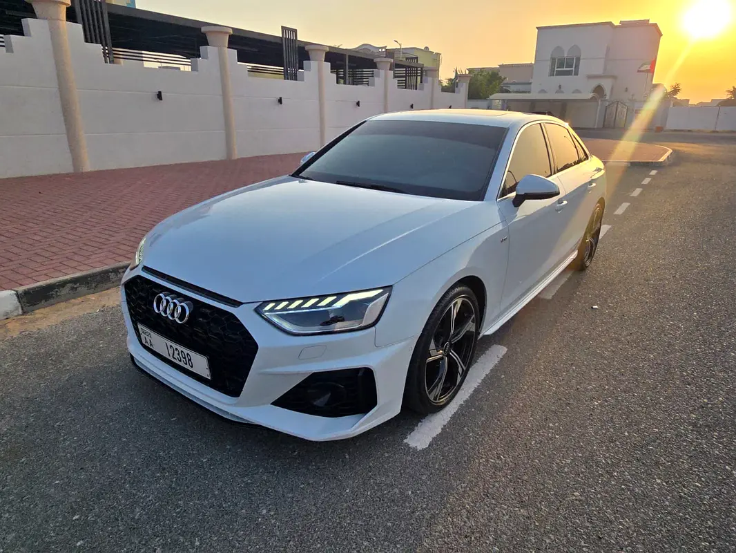 Audi A4 2022 — photo 1 of 16
