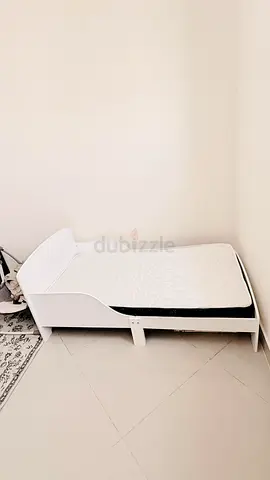 White toddler bed with mattress - good condition