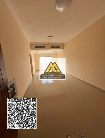 شقة مميزة بمساحات كبيرة وتصميم حديث مناسب للعائلات، تتكون من غرفتين نوم وصالة مع بلكونة وحمامين تشمل غرفة ماستر، مع خزائن حائط وتشطيب عملي يوفر الراحة