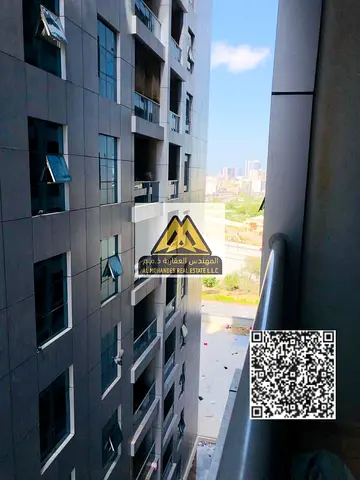 شقة بمساحة كبيرة وتصميم عملي، مناسبة للسكن الفردي أو العائلي، تقع في برج حديث بموقع مميز وقريب من الخدمات الأساسية والمواصلات.