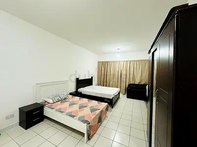 2 shearing master bedroom 1 bed space available in near karama park