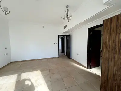 تكييف مجانا-باركن مجانا-غرفتين وصاله باطلاله مفتوحه-خزائن بالحائط-غرف ماستر-مطبخ واسع-قريبه علي مخرج دبي-6شيكات