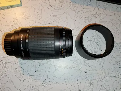 Nikon AF Nikkor 70-300mm Telephoto Zoom Lens (with hood) manual focus slight negotiation