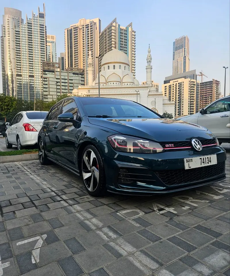 Volkswagen Golf 2018 — photo 1 of 8
