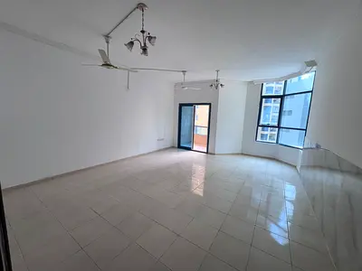أجمل الشقق وأقل الأسعار للإيجار السنوي في أبراج الخور عجمان الراشدية 2، شقة غرفتين وصالة بمساحات واسعة وتشطيبات ممتازة، تحتوي على حمامين و2 بلكونة بإط