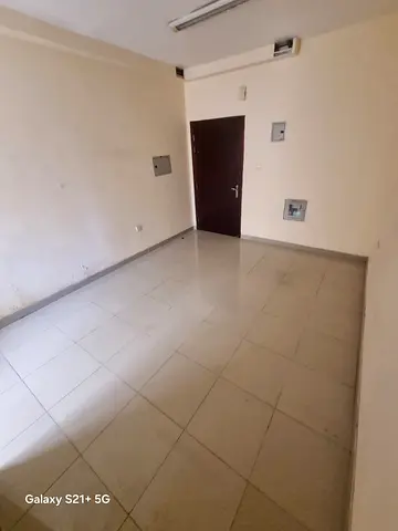 Al Ghuwair – Sharjah Next to MNC Hospital A prime location close to all services 🏠 Studio with a large space (semi-separated) ✨ Excellent space distr