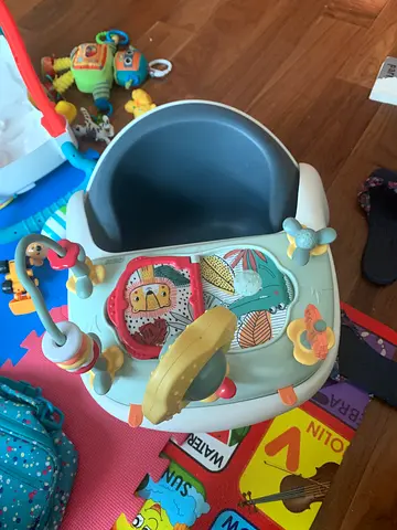MP activity snug seat with detachable play tray and jumpero