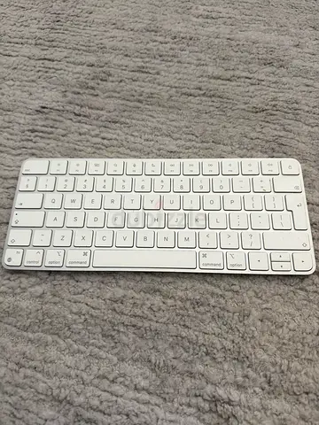 Slim white Bluetooth wireless keyboard (Apple-style) - good condition