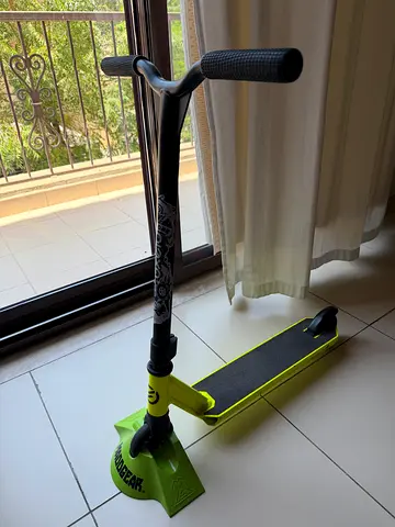 Oxelo / Madd Gear (MGP) Kids Stunt Scooter (Ages 6–12) + Stand | Mint Condition | Barely Used