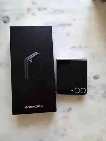 Samsung Galaxy Z Flip6 (black) - Foldable Phone with Original Box