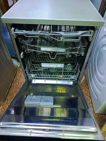 Smeg brand three racks dish washer for sale in excellent condition