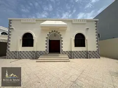 Villa for rent in Sharjah, Al Nakheelat area, prime location and close to Sharjah Cooperative Societ