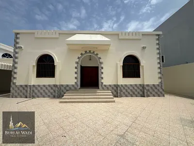 Villa for rent in Sharjah, Al Nakheelat area, prime location and close to Sharjah Cooperative Society