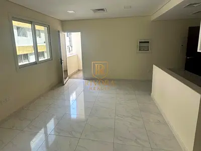 مكتب مع مطبخ وحمام وشرفة