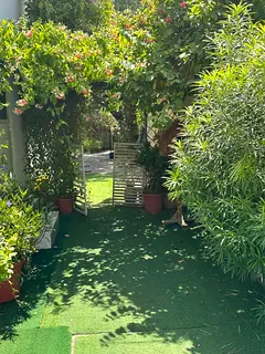Spacious studio room with garden, Dewa , WiFi