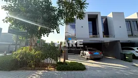3 bed corner close to entrance for sale