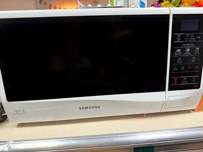 Samsung Countertop Microwave Oven - Good Working Condition