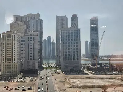 غرفتين ماستر مع اطلاله بحريه موقع مميز وحيوي قريب من كل الخدمات مثل المقاهي والمولات والصيدليات  والمتاجر وقريب من مخرج دبي