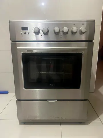 Whirpool Stainless Steel Freestanding Electric Oven with 4 Burners - Good Condition