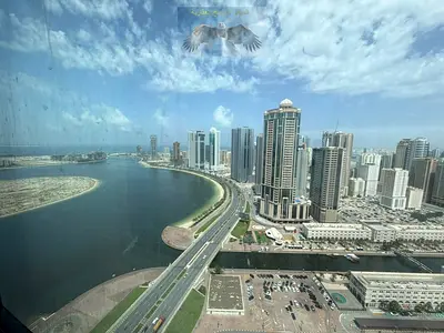 شقة واسعة من 3 غرف نوم + غرفة خادمة للإيجار في منطقة الخان – مع تكييف مجاني باركن و جيم و مسبح بلكون ,خزائن حائط