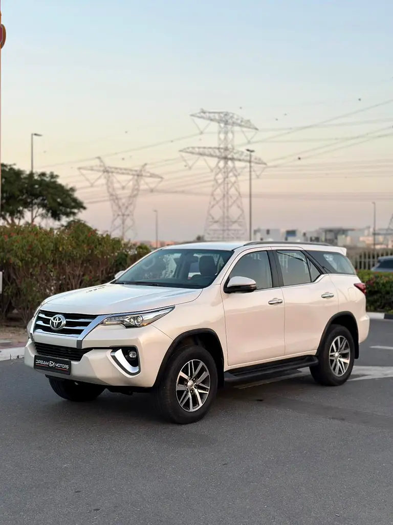 Toyota Fortuner 2018 — photo 1 of 17