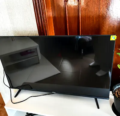📺 Hisense 43A4K Smart TV – Like New!