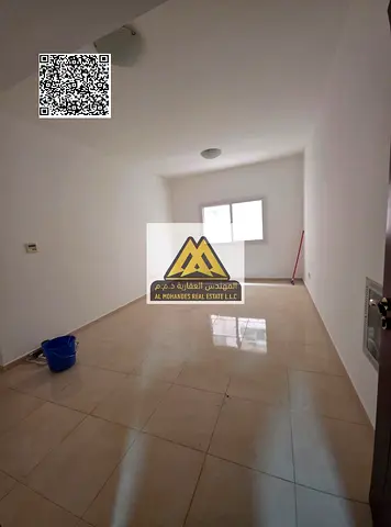 فرصة مميزة للإيجار السنوي في الجرف 2 عجمان، شقة غرفة وصالة بموقع حيوي جدًا بالقرب من الجامعة وجميع الخدمات، مع بلكونة وسهولة وصول إلى شارع الشيخ محمد
