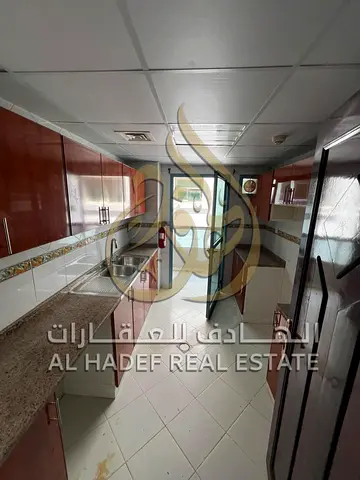 شقة للإيجار في الخان الشارقة غرفتين وصالة سكن عائلات دفعات 4 أو 6 شيكات تأمين مؤجل موقع مميز سعر مناسب