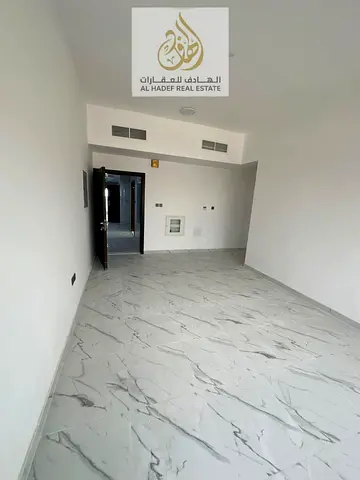 Apartment 3 behind the Chinese market, one bedroom, living room, 2 bathrooms, excellent size, with one month free.