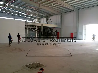 Code 3142 – Warehouse for rent in Umm Al Quwain, located in a prime strategic location on a main road and close to all essential services,