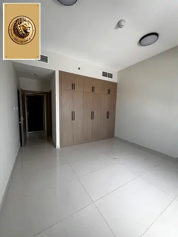 واضح إن البرج نظيف وموقعه "لُقطة" في الجرف 2، خصوصاً إن نظام الحمامين والخزن في الحائط يرفع قيمة الشقة عند العائلات أو حتى الشباب اللي يدورون على التر