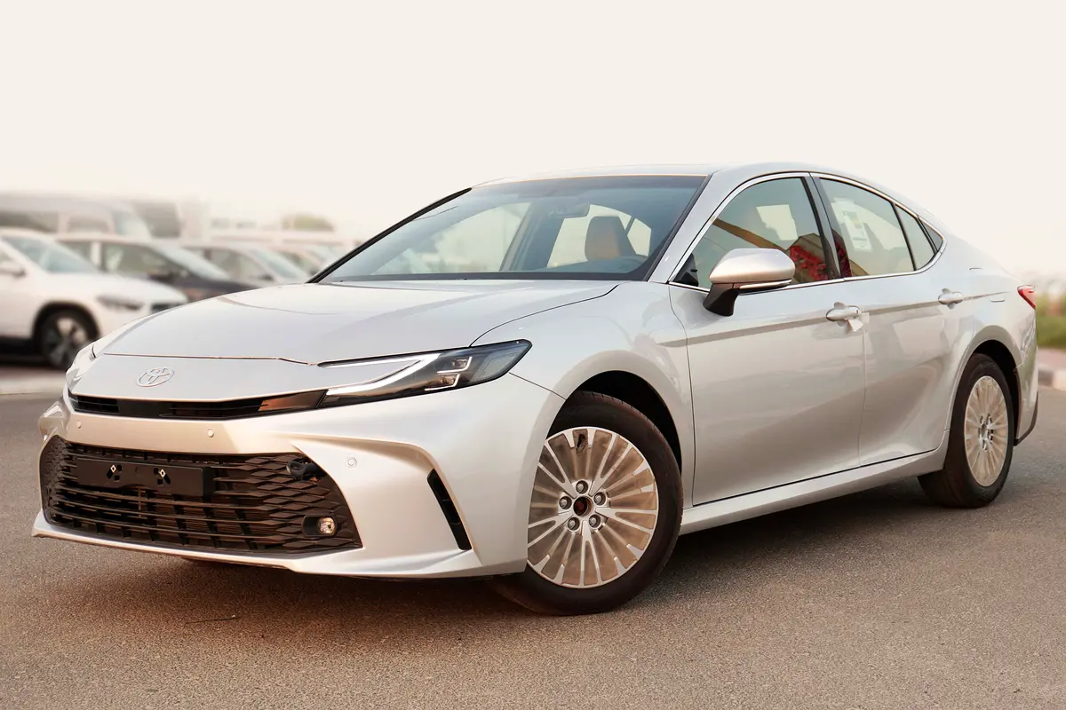 Toyota Camry 2025 — photo 1 of 20