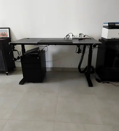 Adjustable height standing desk