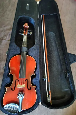4/4 Full Size Violin with Case and Bow  Excellent Condition