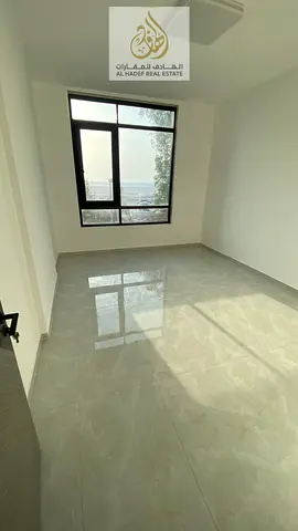 كورنيش عجمان مباشر قريب من دوار السفينة - اول ساكن - غرفة وصالة مع حمام مع مطبخ امريكي - مساحة واسعة تشطيبات ممتازه جدا - 35 ألف