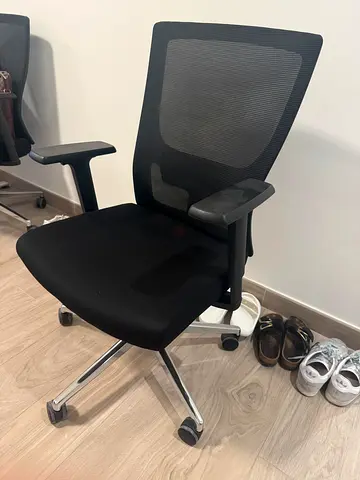 Ergonomic Black Mesh Office Chair with Armrests and Wheels