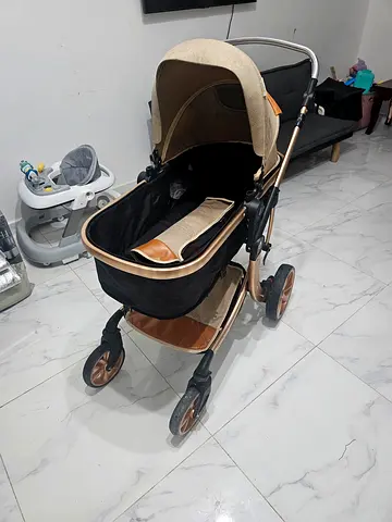Lightweight 4-wheel baby stroller / pram in good condition