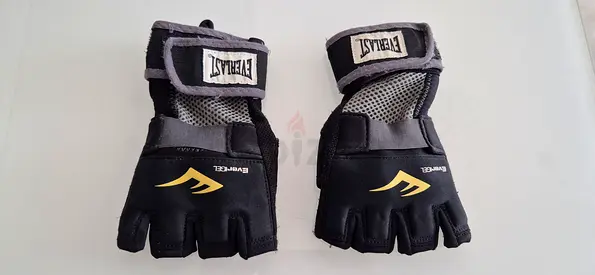 Everlast Training Gloves – Size M (Good Condition)