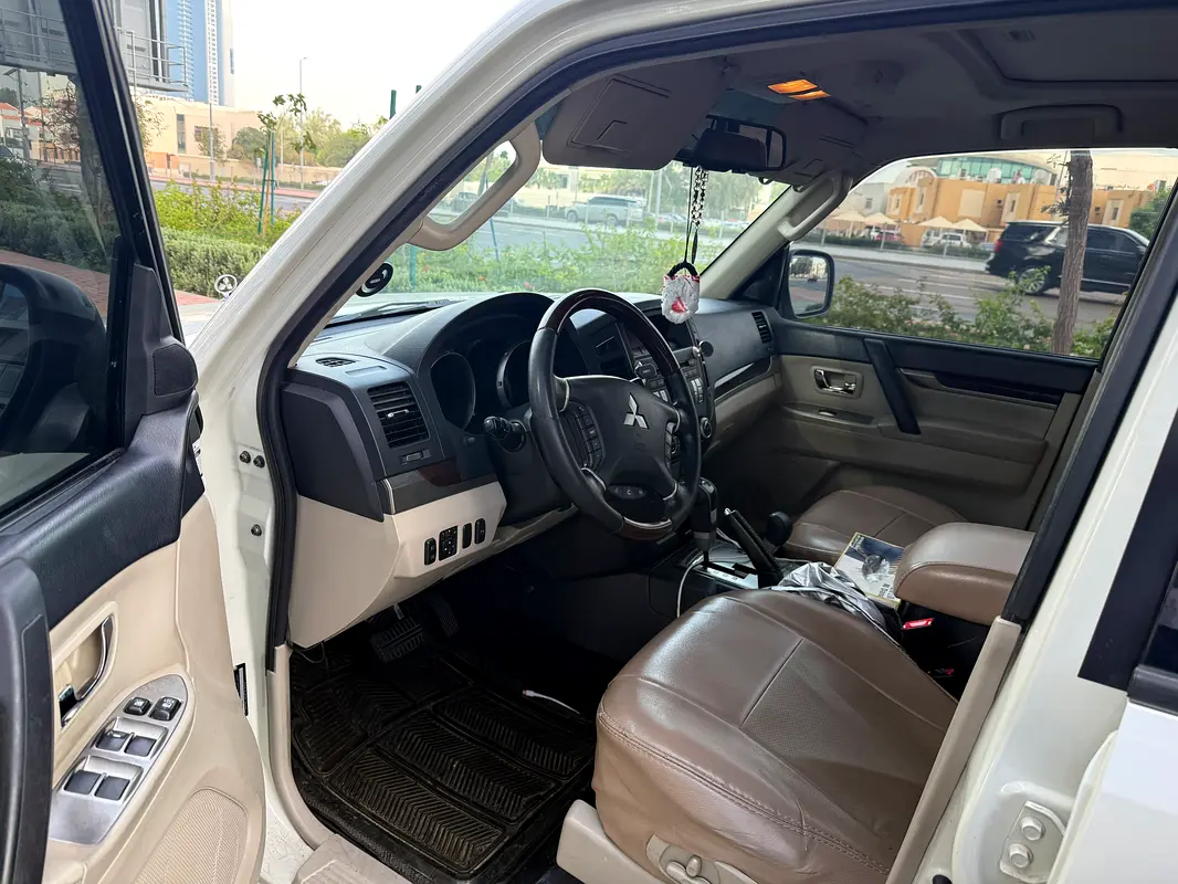 Mitsubishi Pajero 2011 — photo 1 of 10