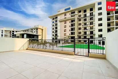 Spacious Vacant unit with pool view large terrace