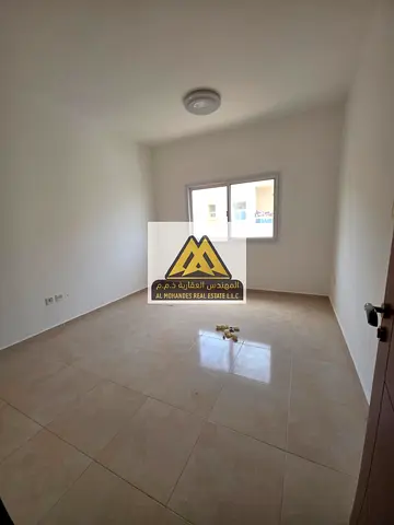 سكن العائلات الأفضل – شقة غرفتين وصالة بمساحة استثنائية في الجرف 2 موقع استراتيجي بالقرب من الجامعة، بناية نظيفة جداً، ومساحات واسعة تلبي تطلعاتك