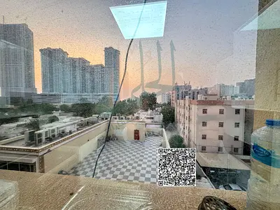 للإيجار الشهري – غرفتين وصالة مفروشة فرش راقي مع بلكونة و3 حمامات في كورنيش عجمان بإطلالة مفتوحة وسعر لقطة