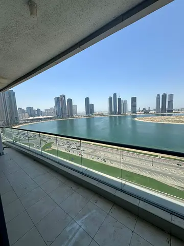 ارقي 3 غرف وصاله مع غرفه ناني في الخان (الممزر) الشارقه للايجار السنوي - تكيف مركزي مجانا - مسبح مجانا - جيم مجانا - باركنج مجانا - اطلاله مفتوحه