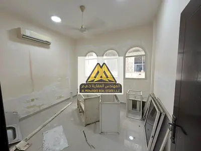 إطلالة متجددة وراحة تامة – شقة غرفة وصالة للإيجار في الروضة 2 تجديد شامل قبل الاستلام، مطبخ مغلق، وسهولة تامة في المخرج باتجاه دبي والشارقة